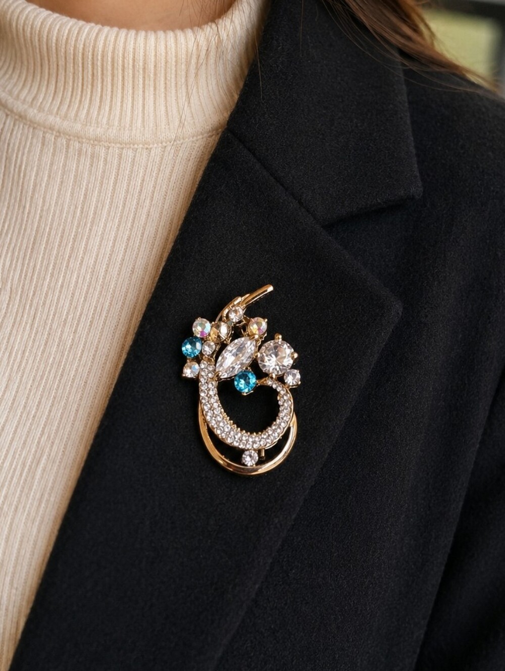 Vintage Style White Rhinestones Brooch Pin